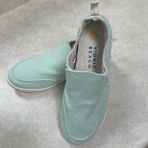 Women's Vionic Malibu Slip Ons NWT Size 8.5
